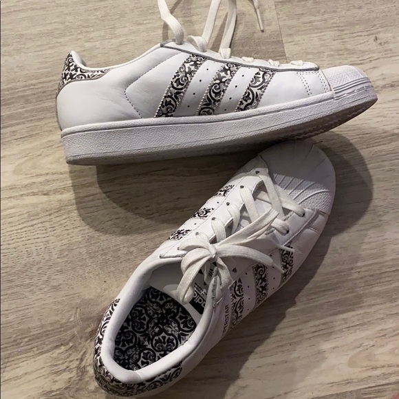 Adidas Superstar size 7 1/2 - Picture 2 of 3